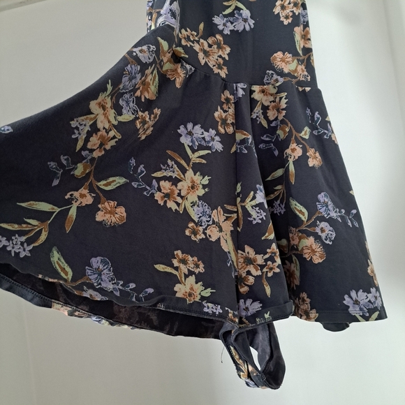 Kimchi Blue | Grey & flower sleevless open back shorts romper/ Jumpsuit - Picture 3 of 13